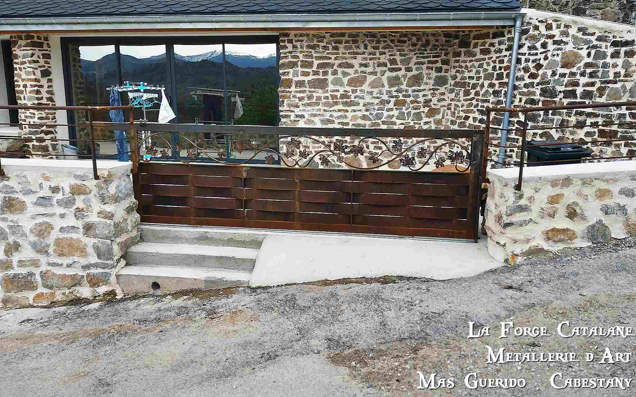 portail avec partie haute frise feuilles de vigne remplissage bas tole vannerie sans tubes forge catalane.jpg